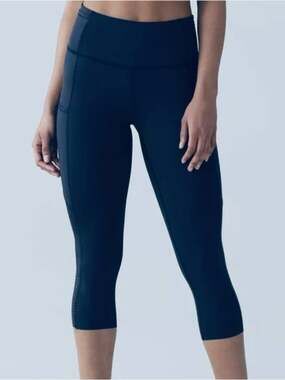 Lululemon size 10 navy blue woman's cropped leggings